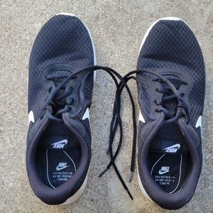 Used Men's Nike Tanjun Lightweight Sneakers Size 10 Shoes Black White Swoosh